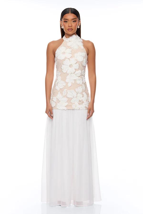 Mujer con vestido maxi halter marrón de punto acanalado, escote cruzado y detalle fruncido en cintura. ¡Descubre la moda para fiesta!