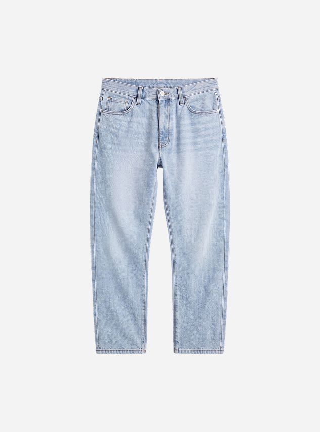 Vaqueros de pierna recta lavado claro con corte relajado. Explora nuestra nueva colección denim para un estilo casual versátil.