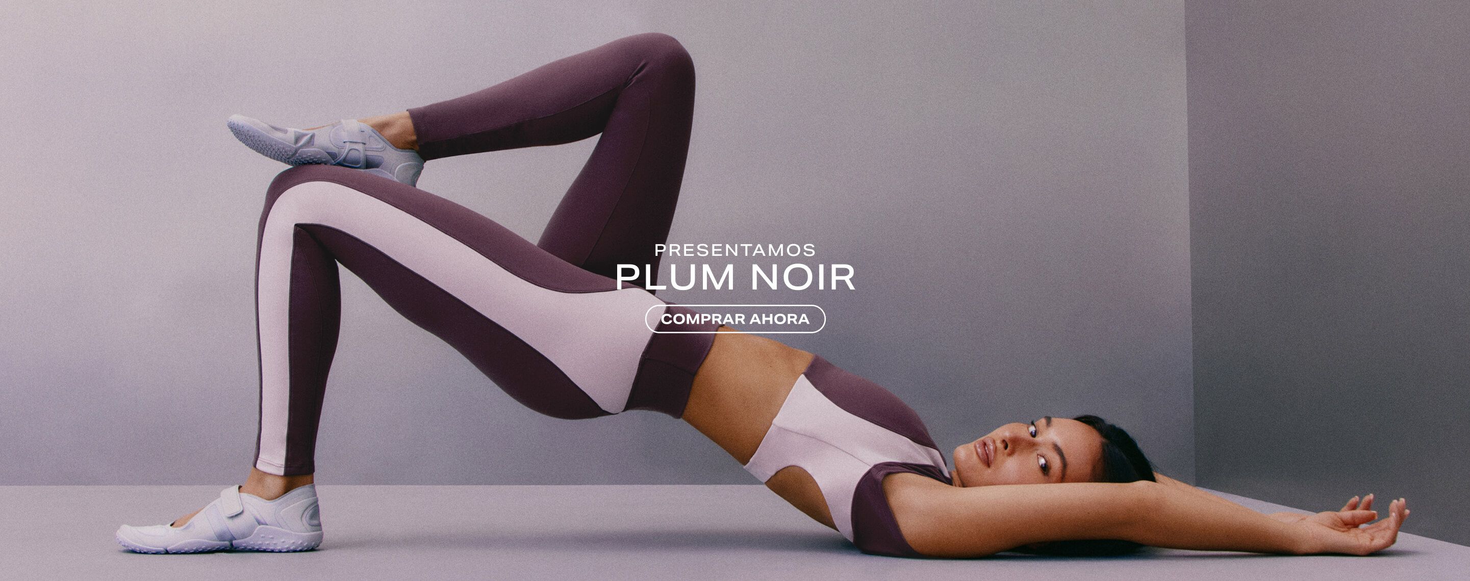 Dos mujeres posando con ropa deportiva morada Nova Plum Noir: body, top y leggings.