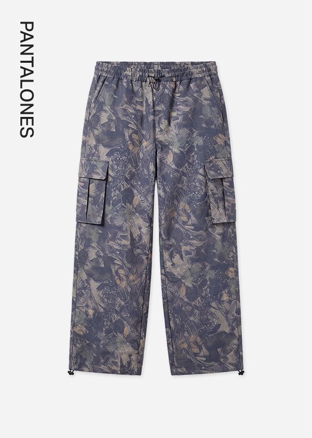 Pantalones cargo de camuflaje con bolsillos laterales y cintura elástica sobre fondo blanco, destacados para la categoría de moda urbana.