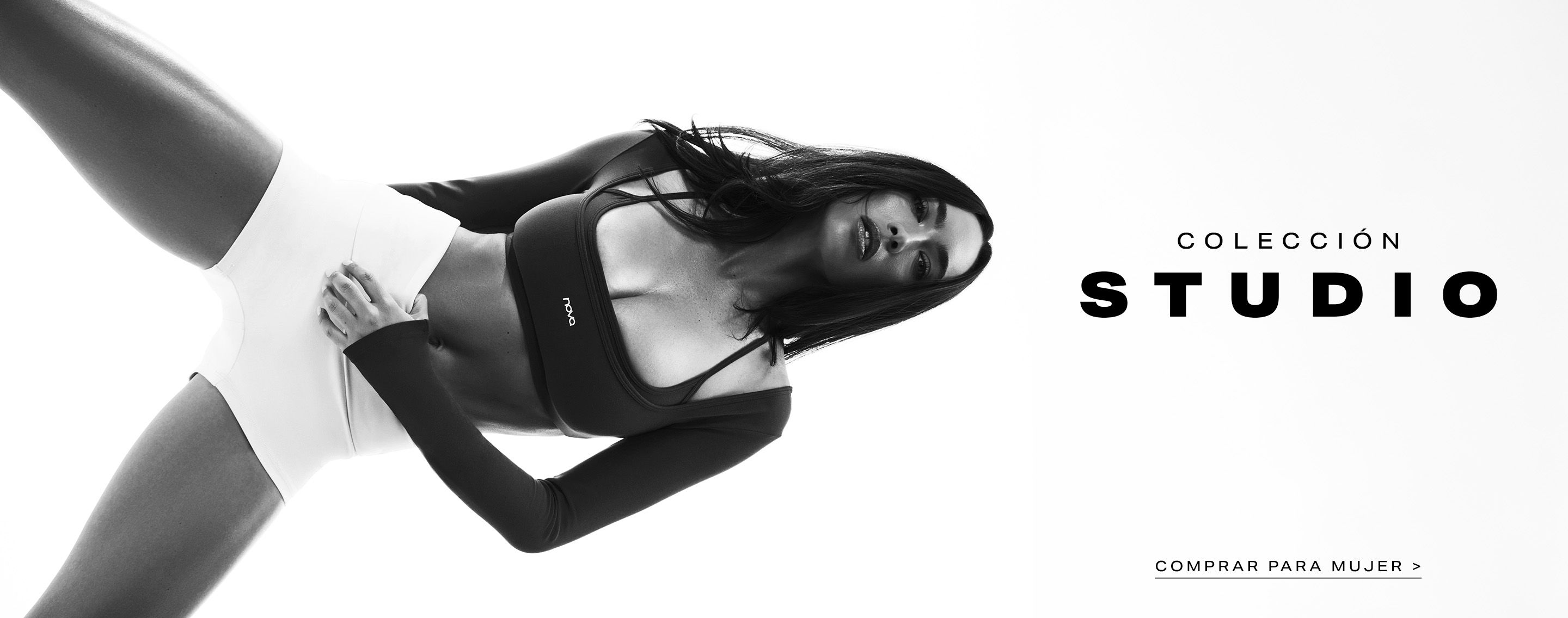 Mujer dinámica con top Nova negro y shorts blancos, promociona la nueva Colección Studio de ropa deportiva para mujer.