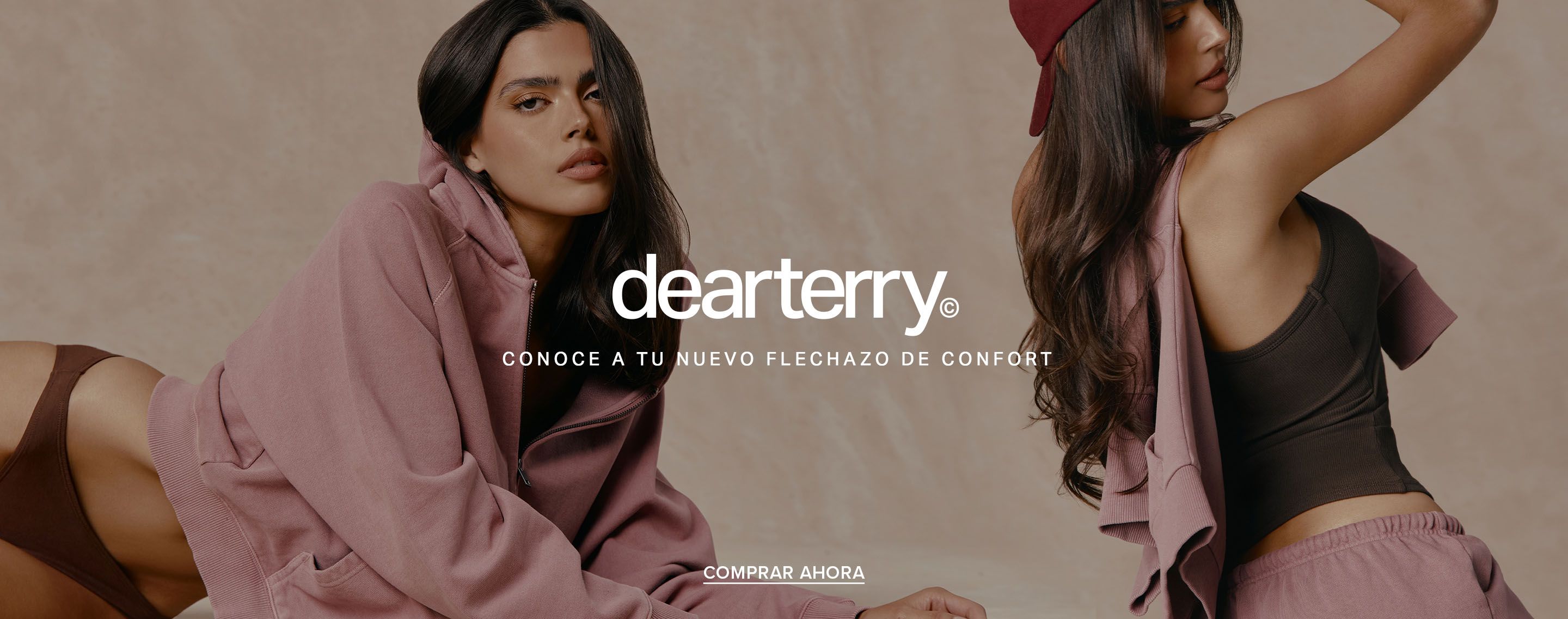 Modelo vistiendo sudadera rosa Dearterry promociona la nueva y cómoda colección de loungewear. Texto: Meet your new comfort crush.