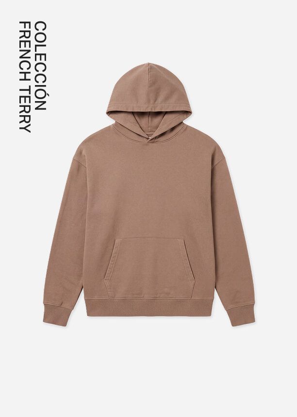 Sudadera marrón de French Terry con bolsillo canguro y texto vertical, promocionando la nueva colección de ropa cómoda y casual.
