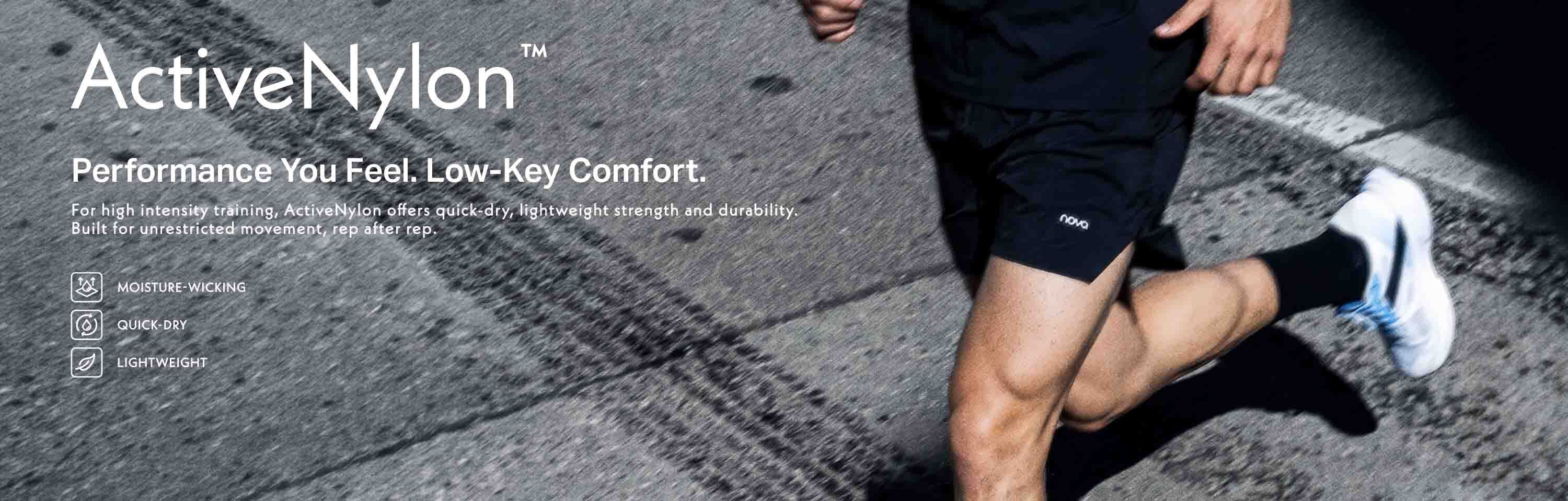 Corredor con shorts deportivos negros ActiveNylon y tenis blancos en asfalto, promoviendo ropa de entrenamiento ligera y transpirable.