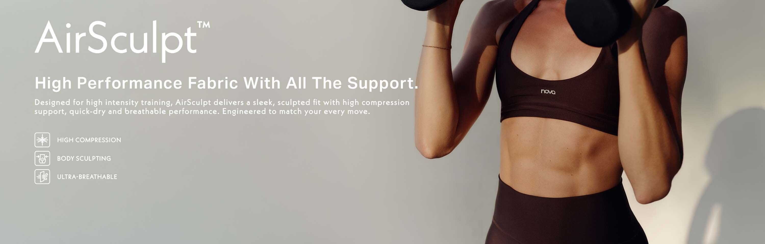 Mujer levantando pesas con un top deportivo y leggings marrón AirSculpt de Nova, promocionando ropa deportiva de alta compresión.