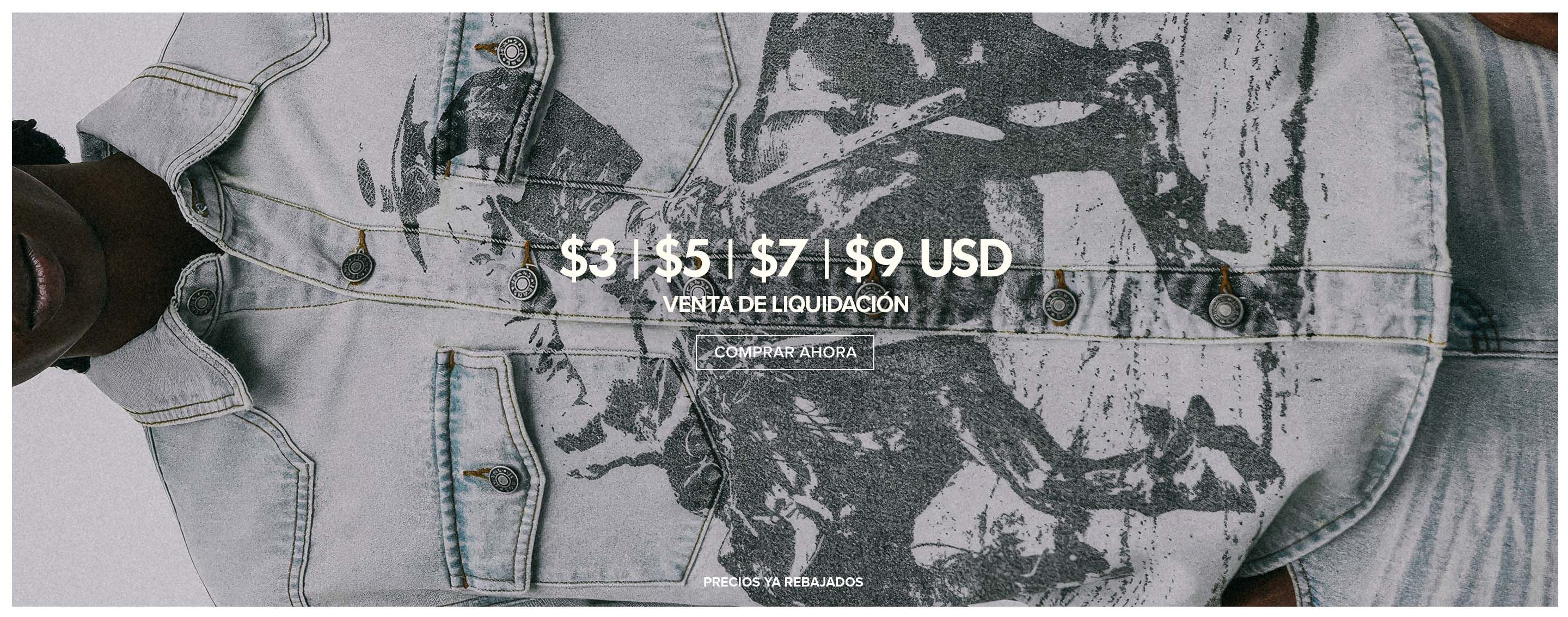 Hombre en chaqueta denim lavado claro con estampado gráfico negro, promoviendo venta de liquidación desde $3-$9. ¡Compra ya!
