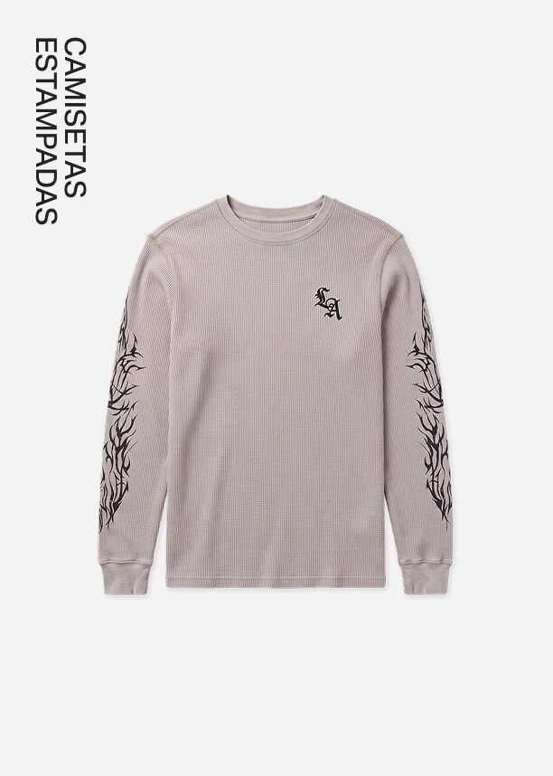 Camiseta manga larga gris de tejido gofre con logo gótico de LA y gráficos tribales en mangas.
