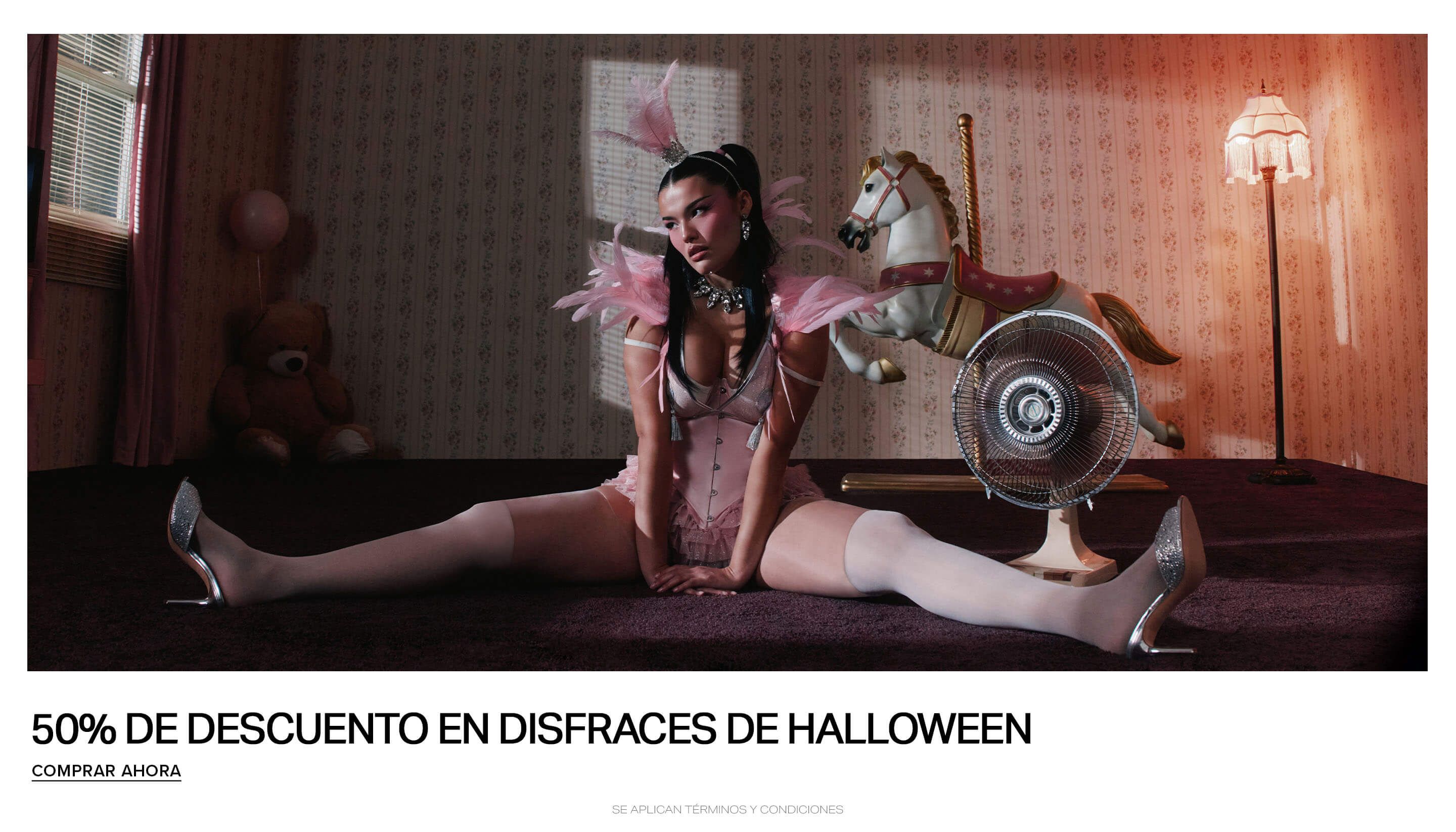 Modelo con disfraz de corsé rosa con plumas posando para un anuncio de rebajas de Halloween del 50% de descuento de House of Sinners.