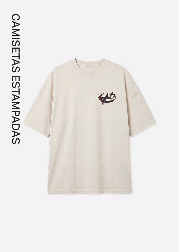 Camiseta gráfica oversize color avena con diseño de luna y estrellas en el pecho, de nuestra nueva colección casual de gráficos.