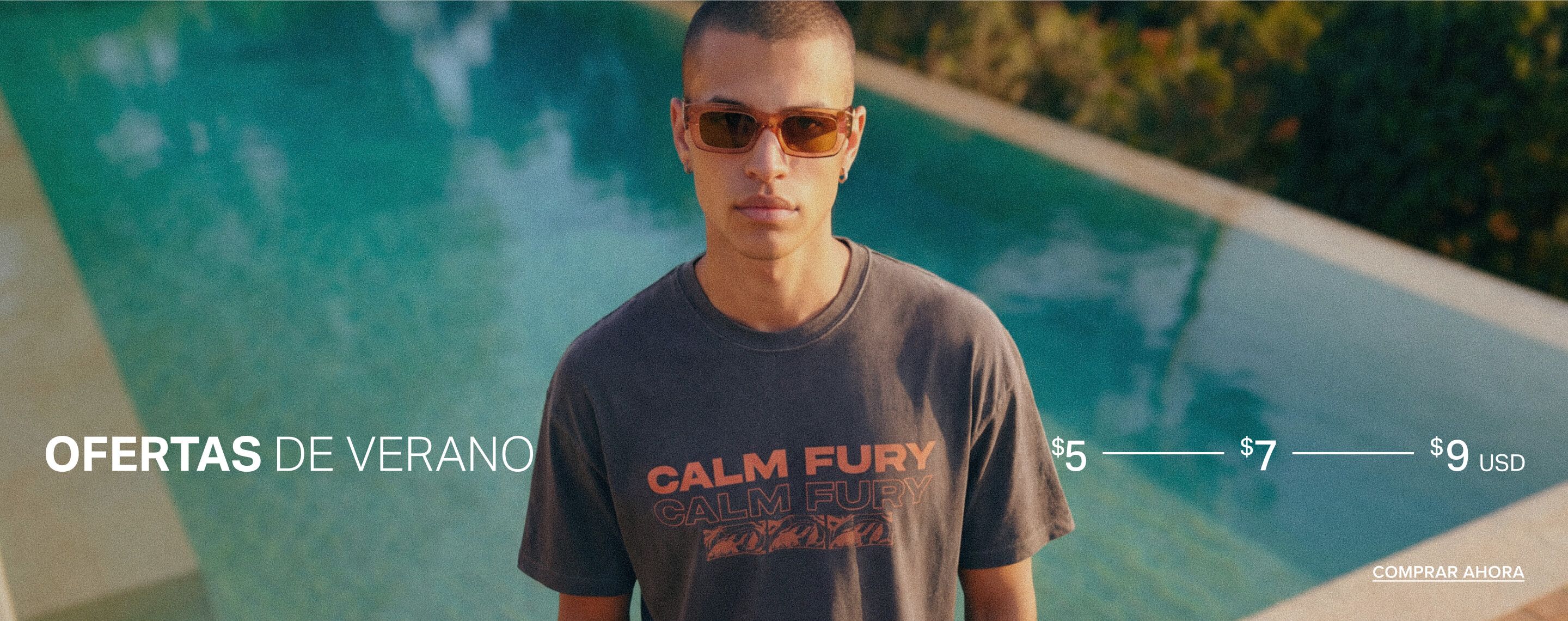 Hombre en camiseta gráfica gris y gafas de sol, junto a piscina. Promociona "OFERTAS DE VERANO" en moda masculina de $5-$9.
