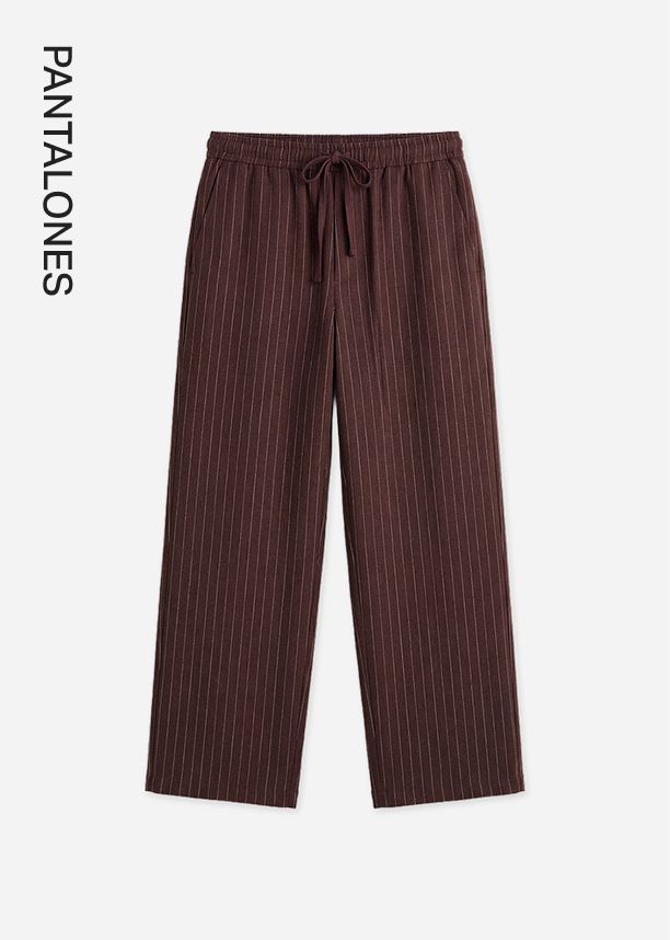 Pantalones marrones con rayas diplomáticas y cordón ajustable, mostrados como un producto destacado de la categoría de ropa casual.