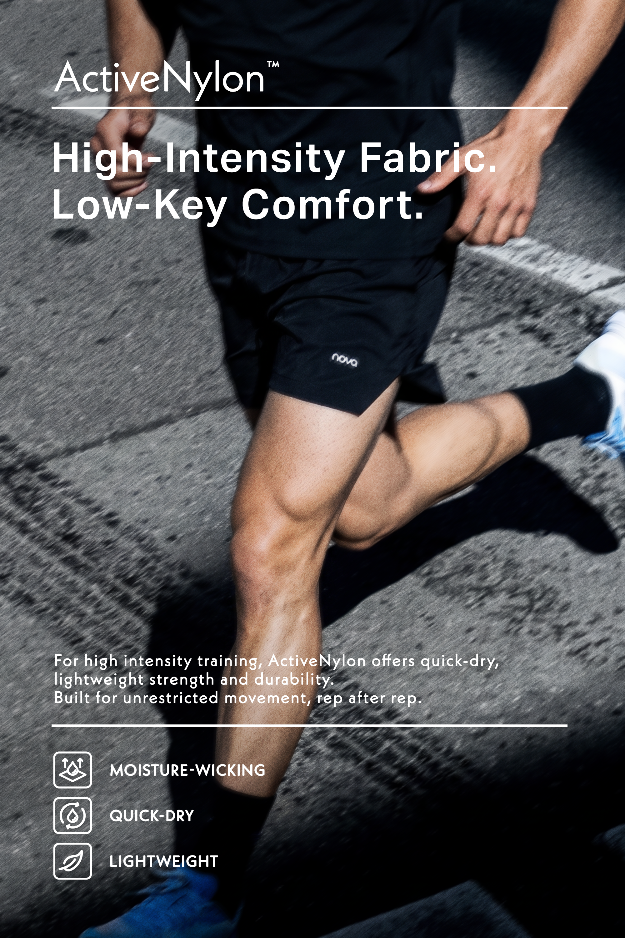 Primer plano de un corredor con shorts ActiveNylon negros, promoviendo ropa deportiva ligera, absorbente y de secado rápido para alto rendimiento.