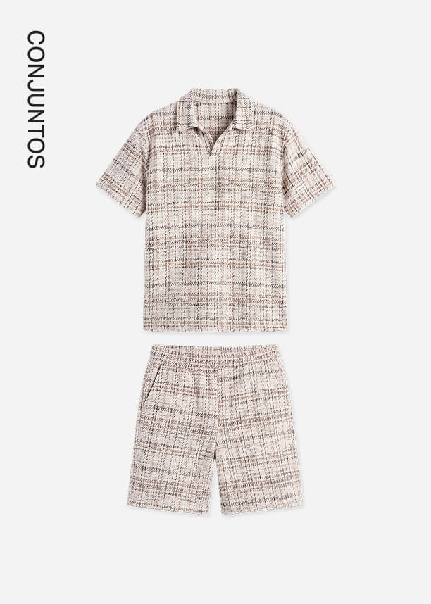 Conjunto de verano para hombre en tonos beige y marrón con polo de manga corta y pantalones cortos a juego de la colección conjuntos.