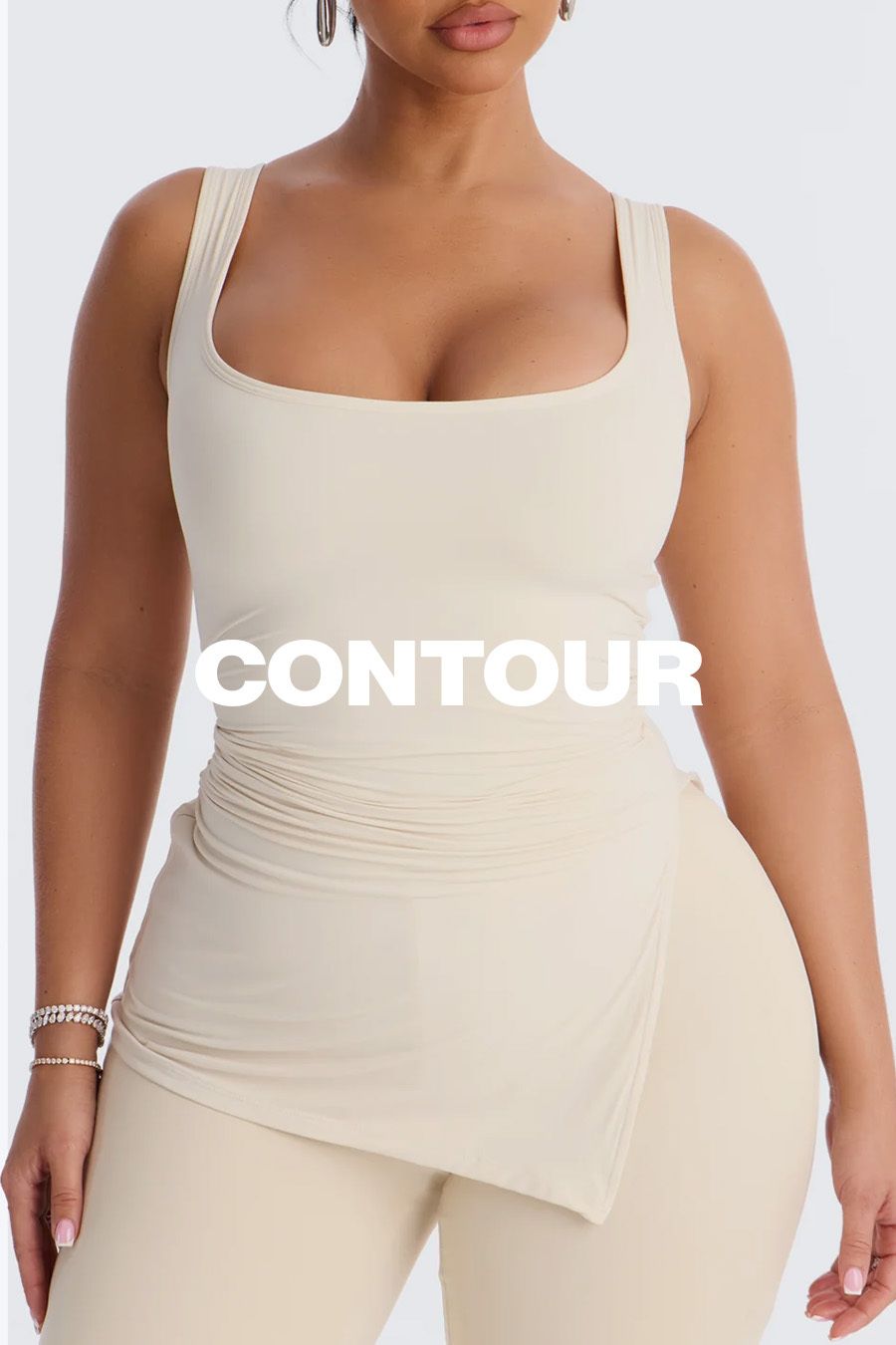 Mujer con top bodycon color nude beige sin costuras y pantalón drapeado, destacando nuestra colección Contour.