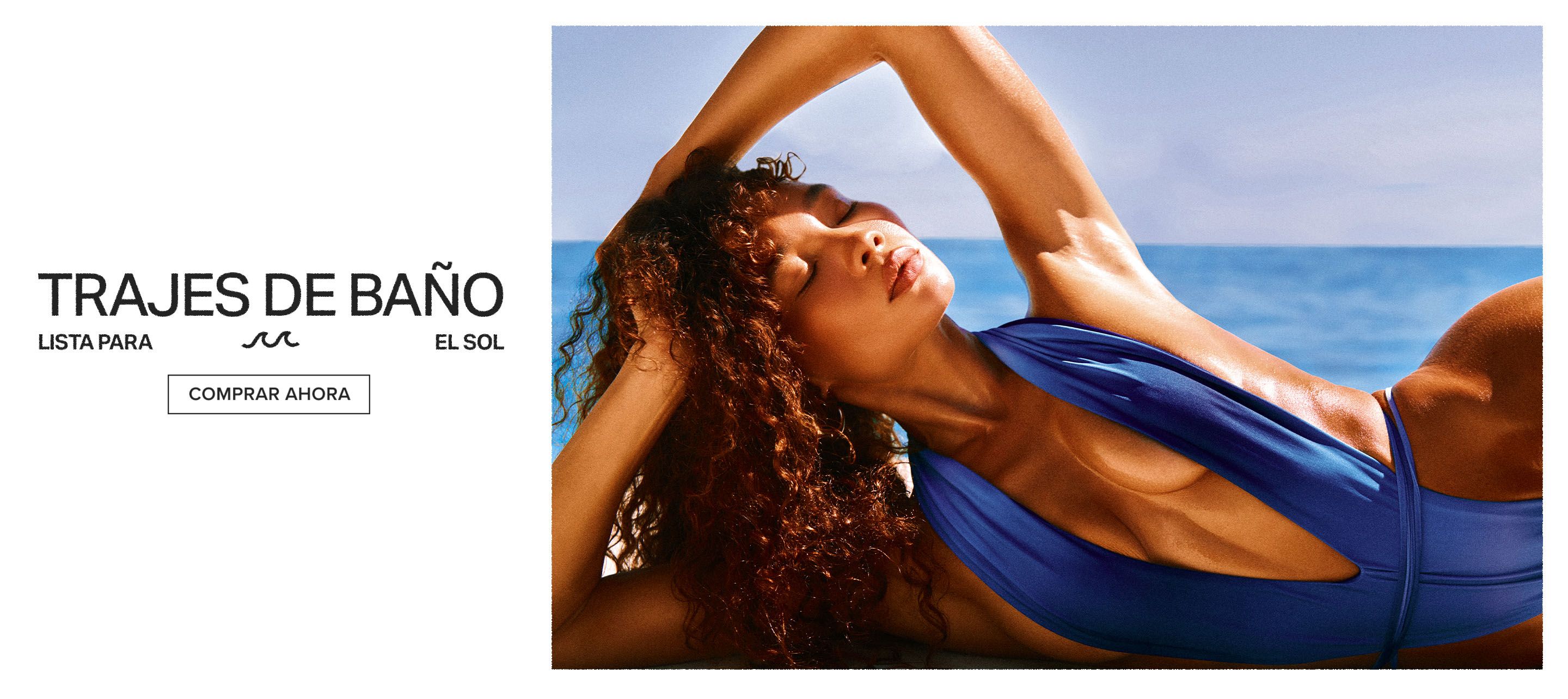 Mujer con cabello rizado en un traje de baño azul vibrante, apoyada en moto acuática en el mar azul, promocionando trajes de baño de verano.