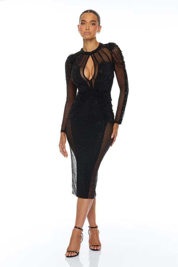 Mujer de pie con deslumbrante vestido midi rosa de lentejuelas sin tirantes, ideal para fiestas y ocasiones especiales.