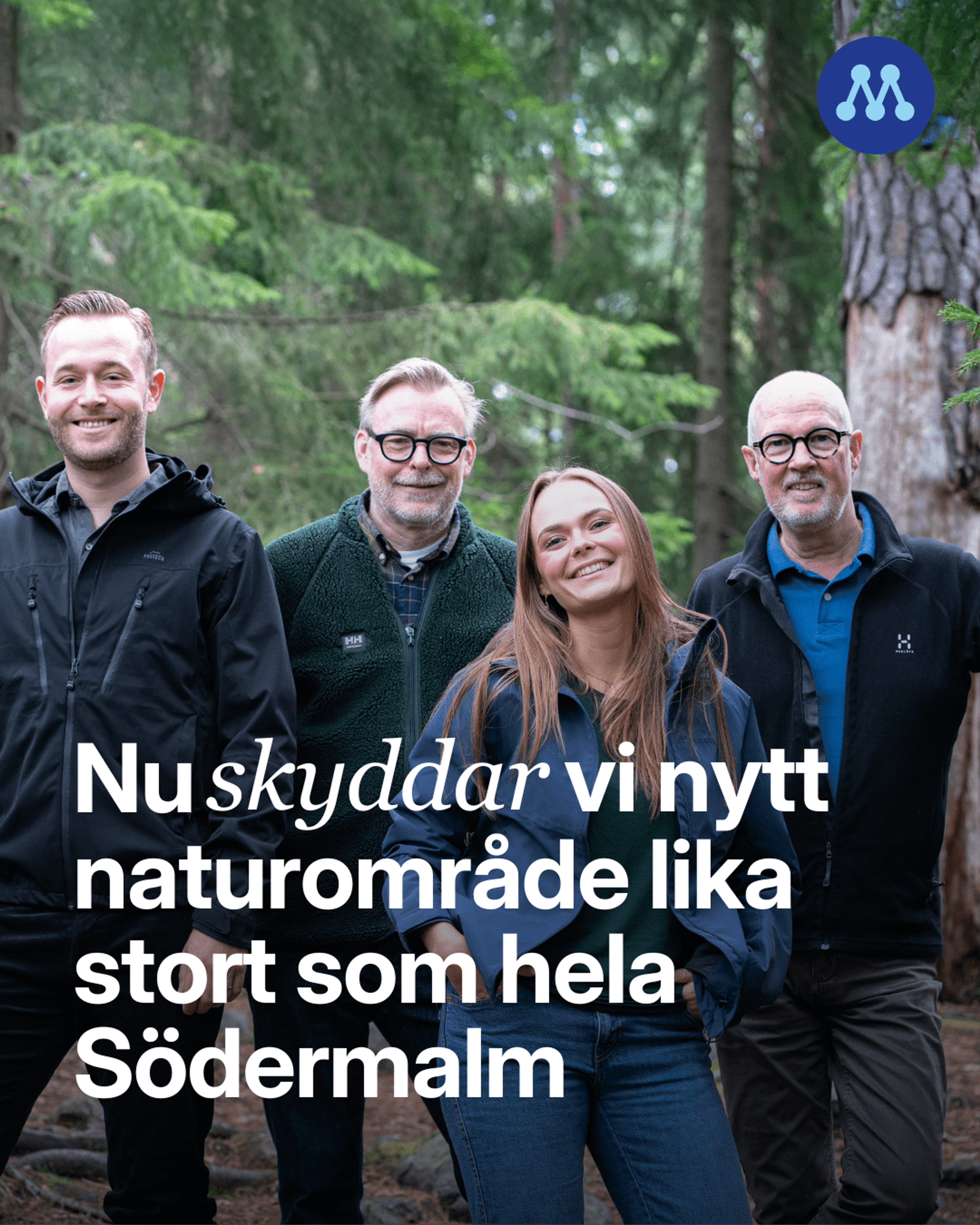 Fyra personer står i en skogsmiljö i Erstavik. Text på bilden: ’Nu skyddar vi nytt naturområde lika stort som hela Södermalm’.