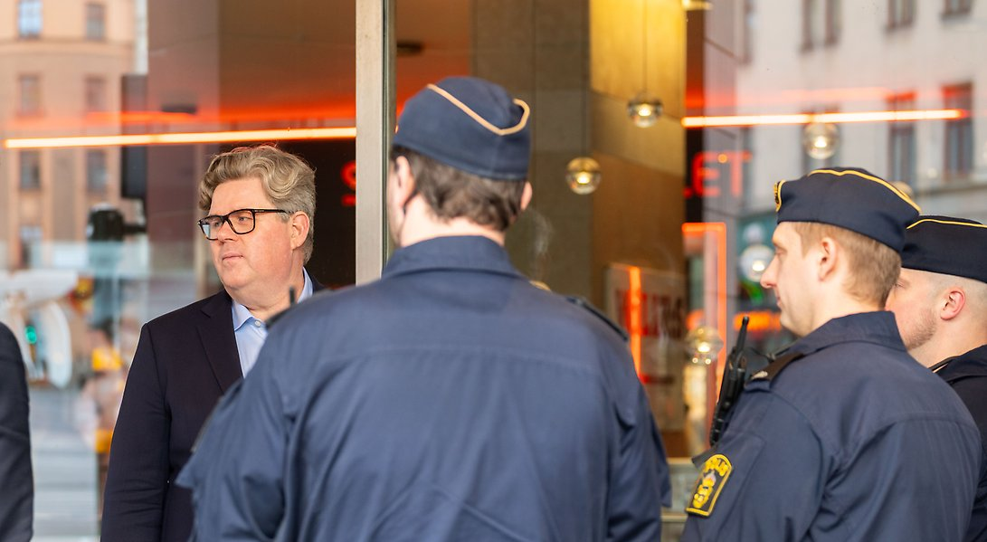 Farliga brottslingar ska sitta inne så att vanliga människor vågar vara ute