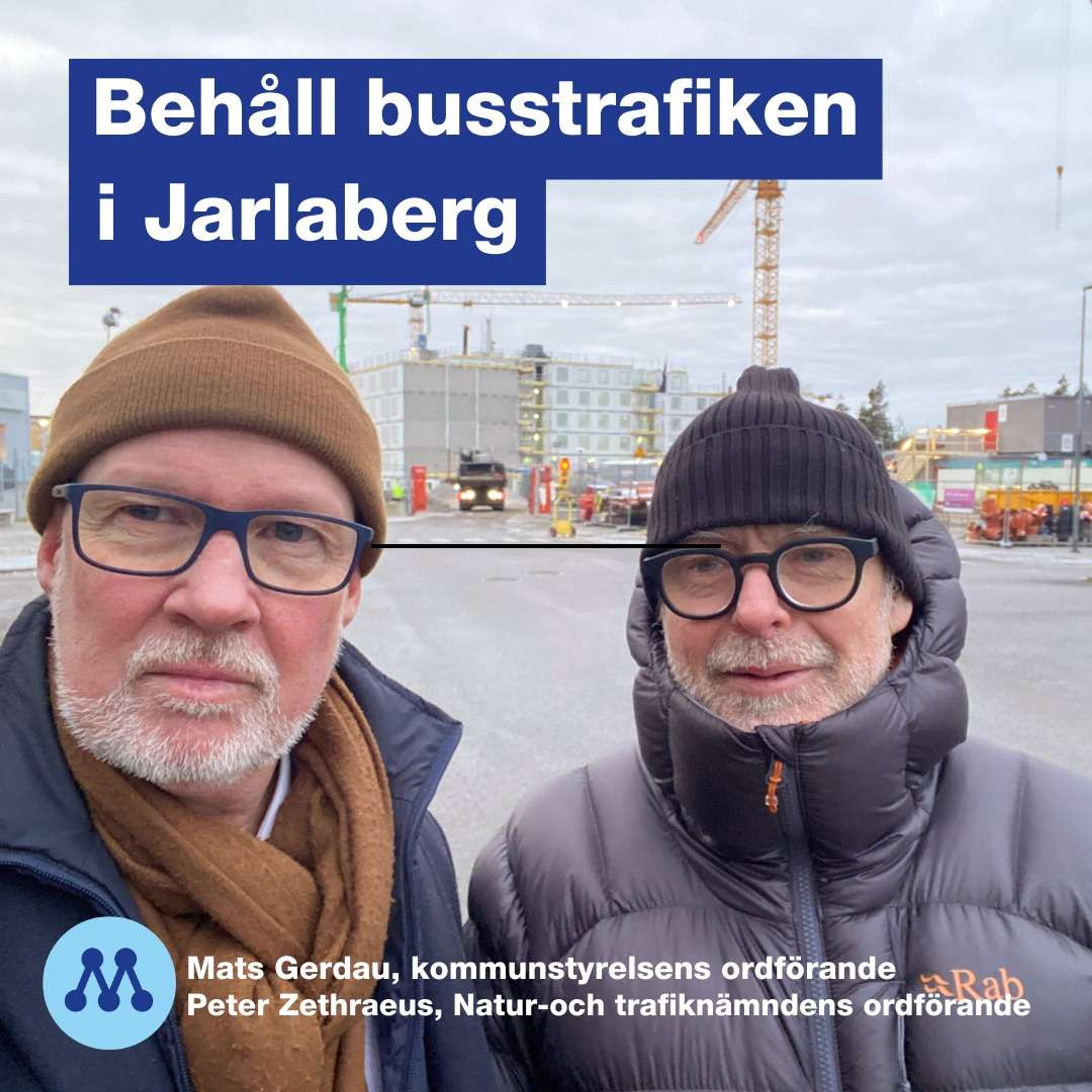 Bild på två män i ytterkläder framför byggarbetsplats med text om att behålla busstrafiken i Jarlaberg