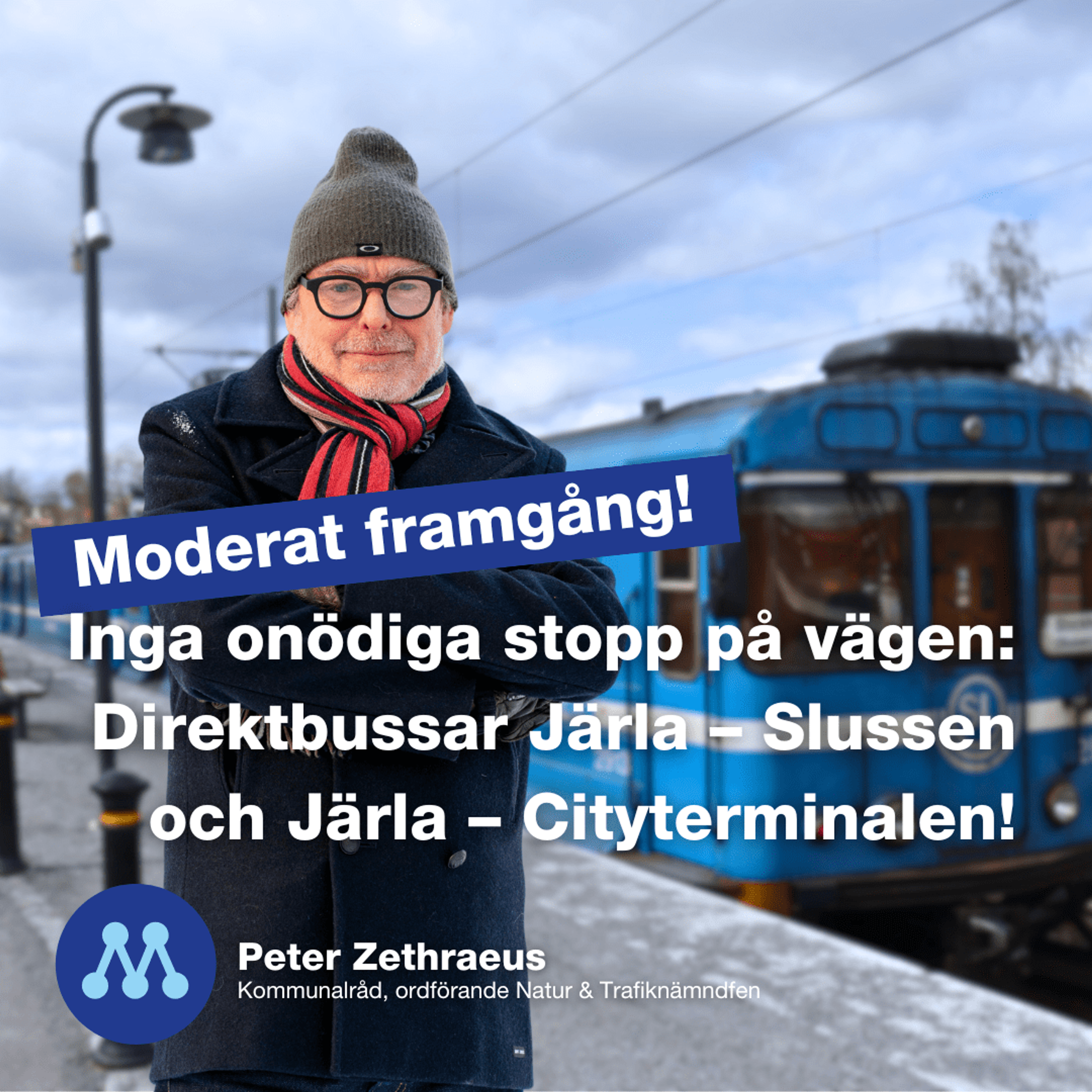 Man på perrongen framför Saltsjöbanans tåg
