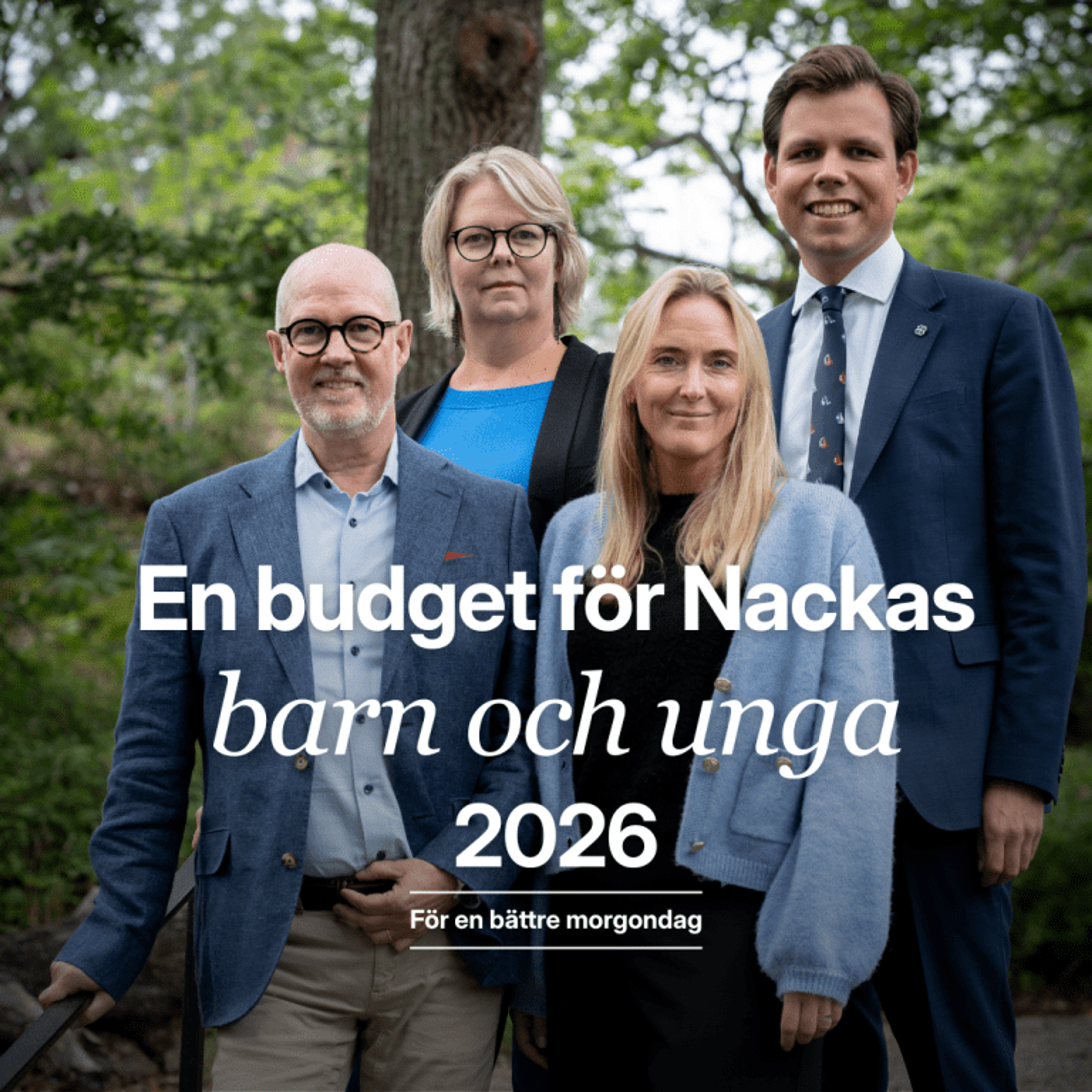 Fyra personer står tillsammans i en grön utomhusmiljö. Text på bilden: ’En budget för Nackas barn och unga 2026 – För en bättre morgondag’