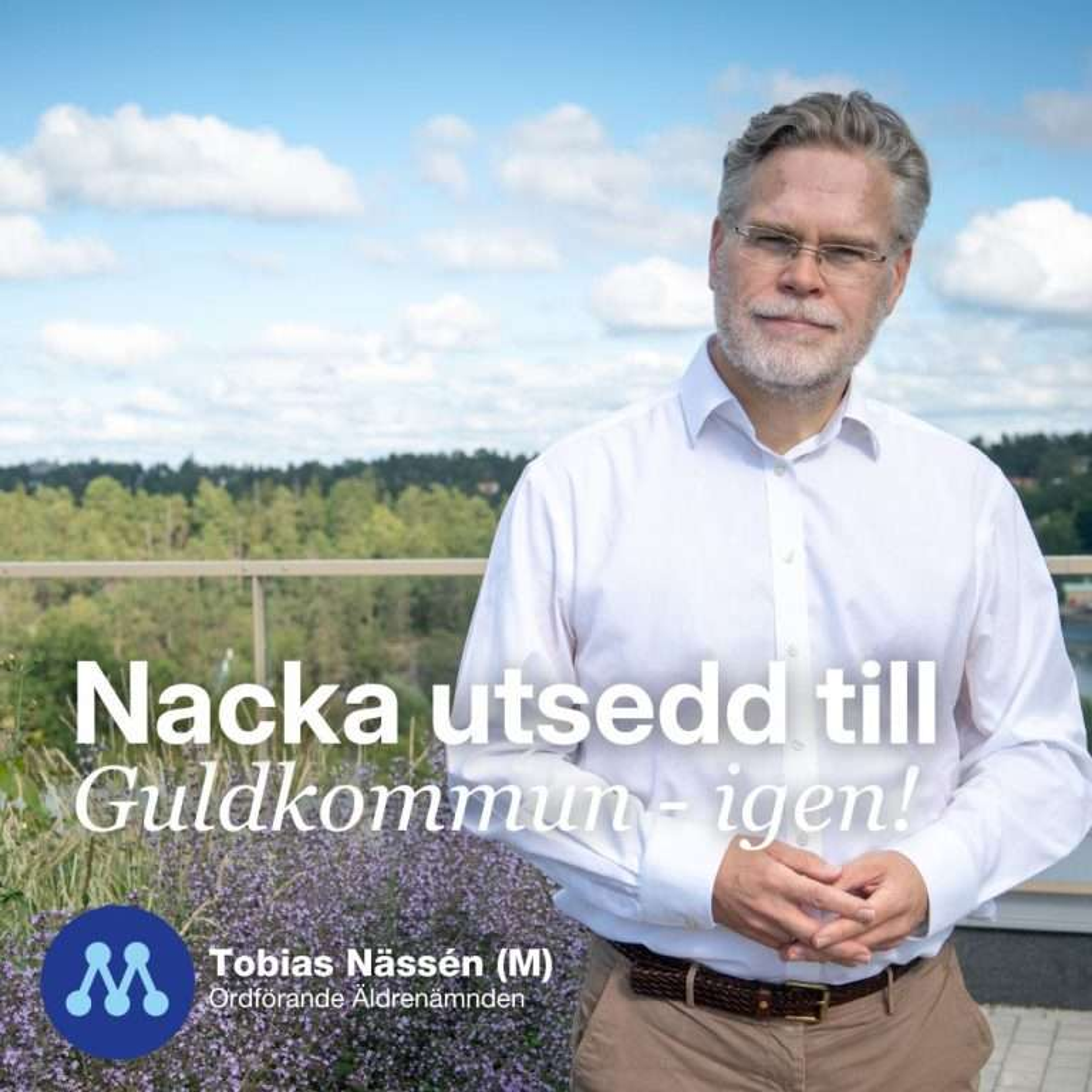 En person står utomhus med grönskande landskap i bakgrunden. Text på bilden: ’Nacka utsedd till Guldkommun – igen!’