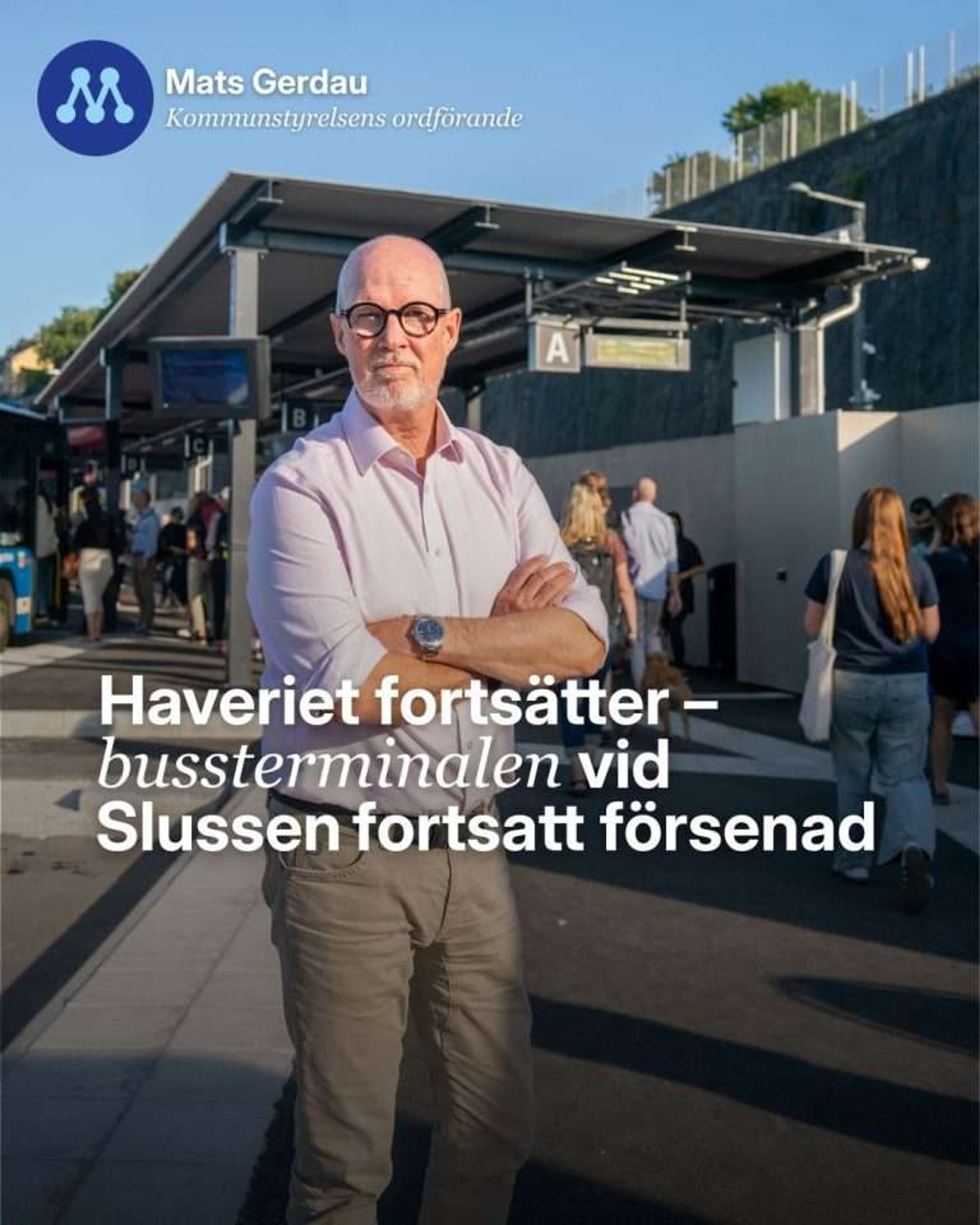 Person vid bussterminal med text om att bussterminalen vid Slussen fortsatt är försenad.
