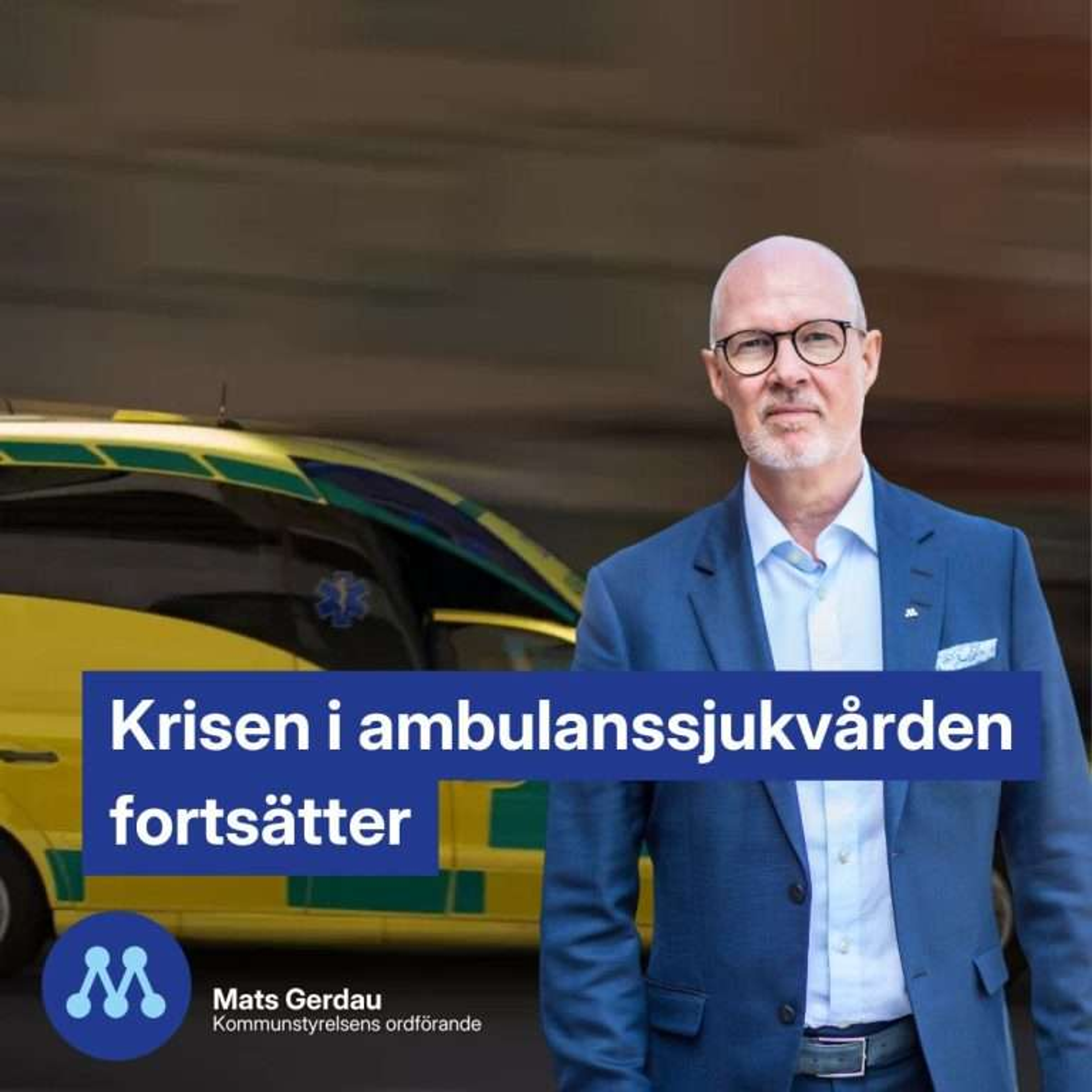 Person framför ambulans med text om att krisen i ambulanssjukvården fortsätter.