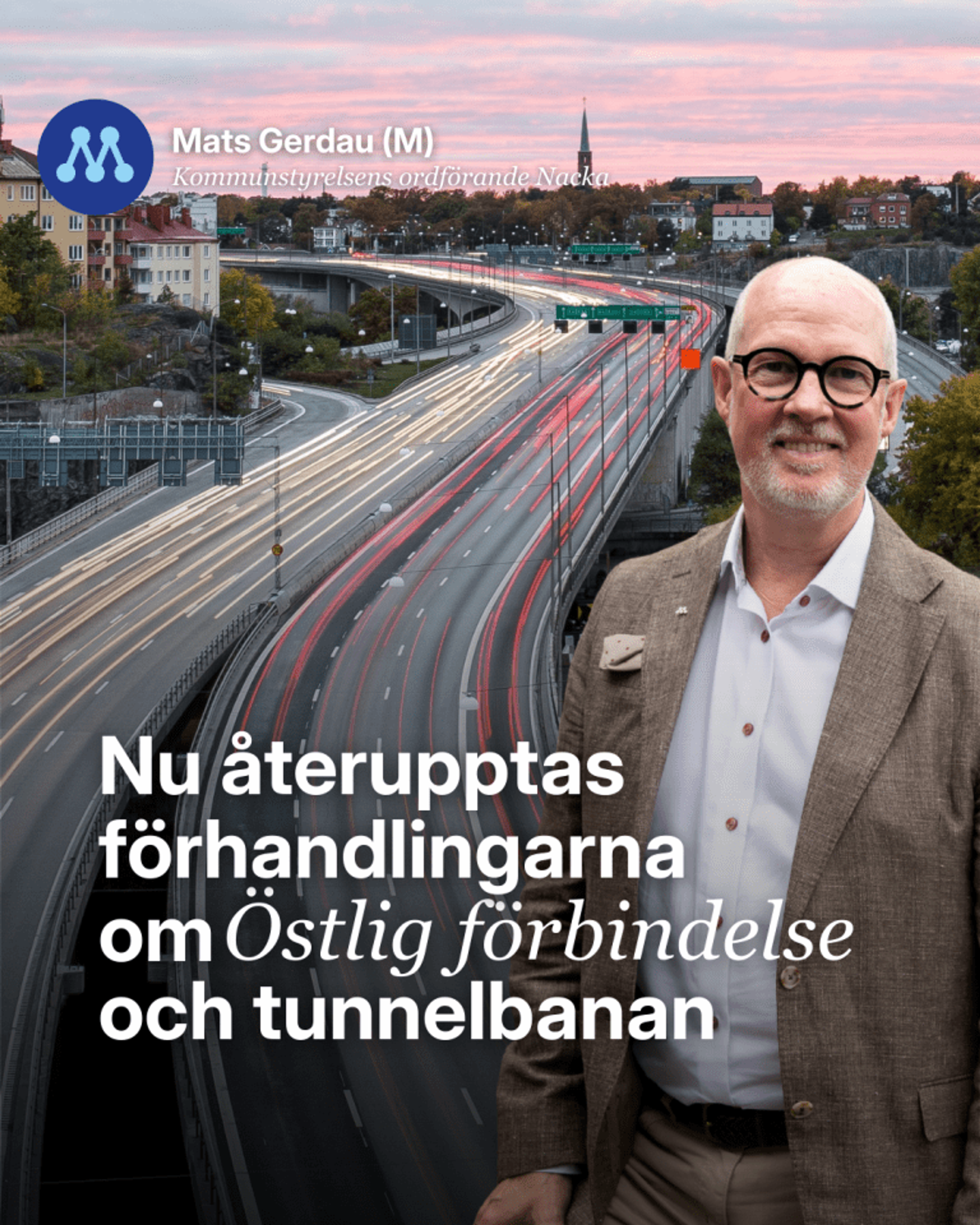 Trafikled i stadsmiljö med text om att förhandlingarna om Östlig förbindelse och tunnelbanan återupptas.