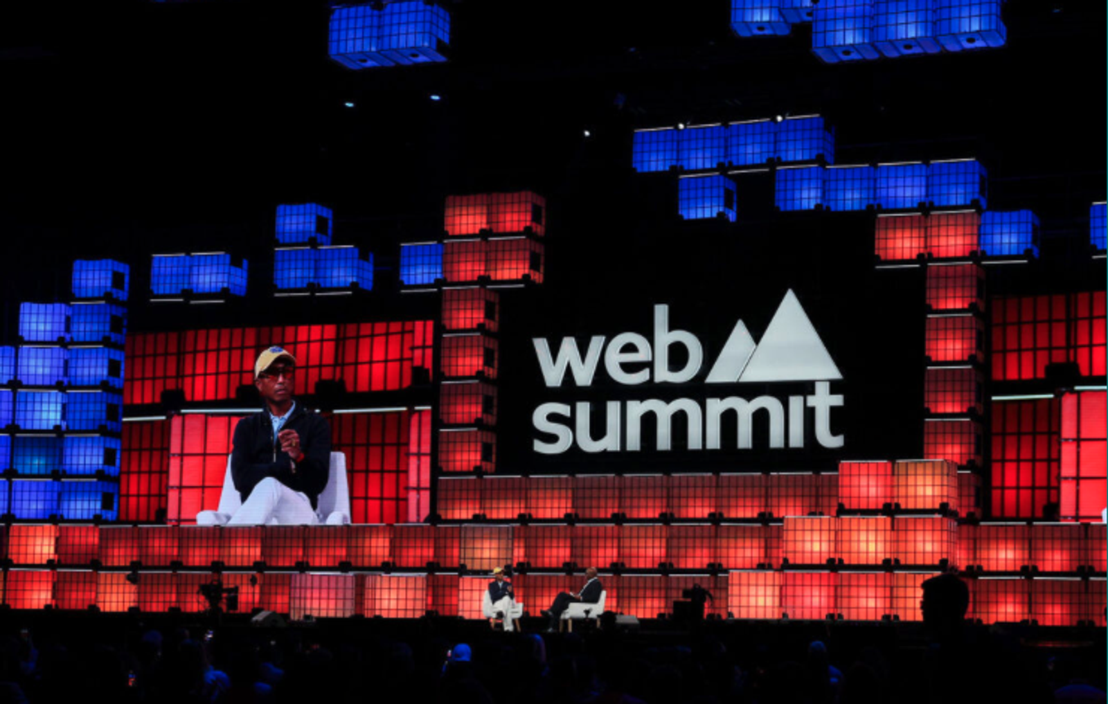 A person sitting on a stage

AI-generated content may be incorrect., Picture
