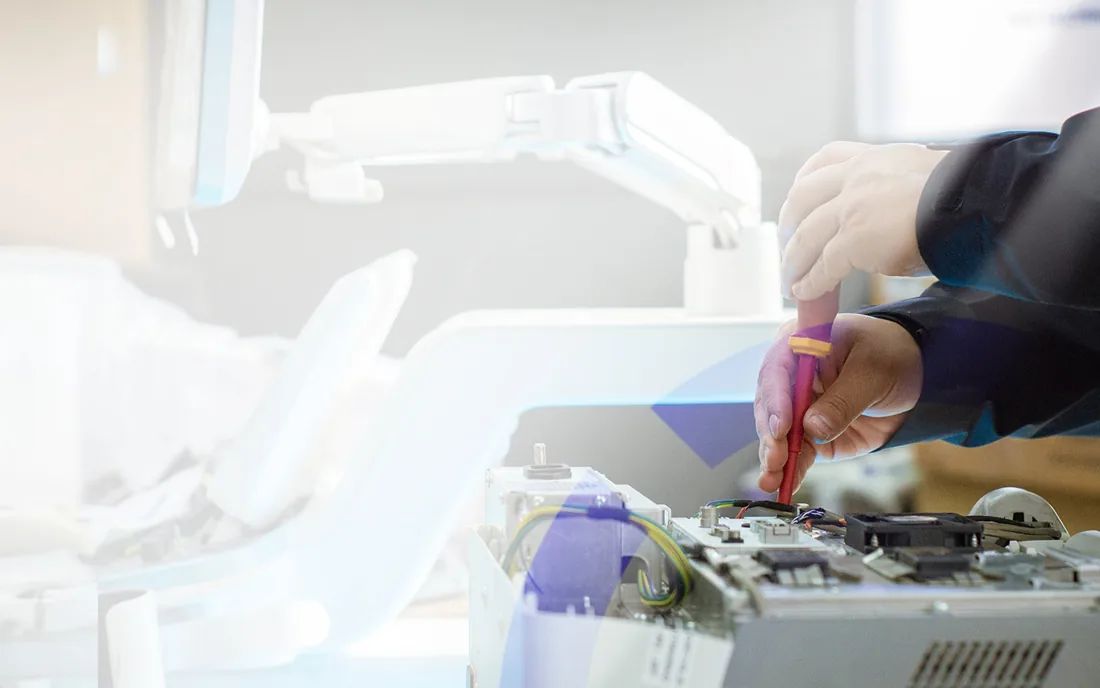 Ingeniero de Datamedica realizando mantención en un equipo de imagenología
