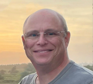 Eric Karofsky is an award-winning CX, UX, and employee engagement industry expert who leads VectorHX, a human experience agency
