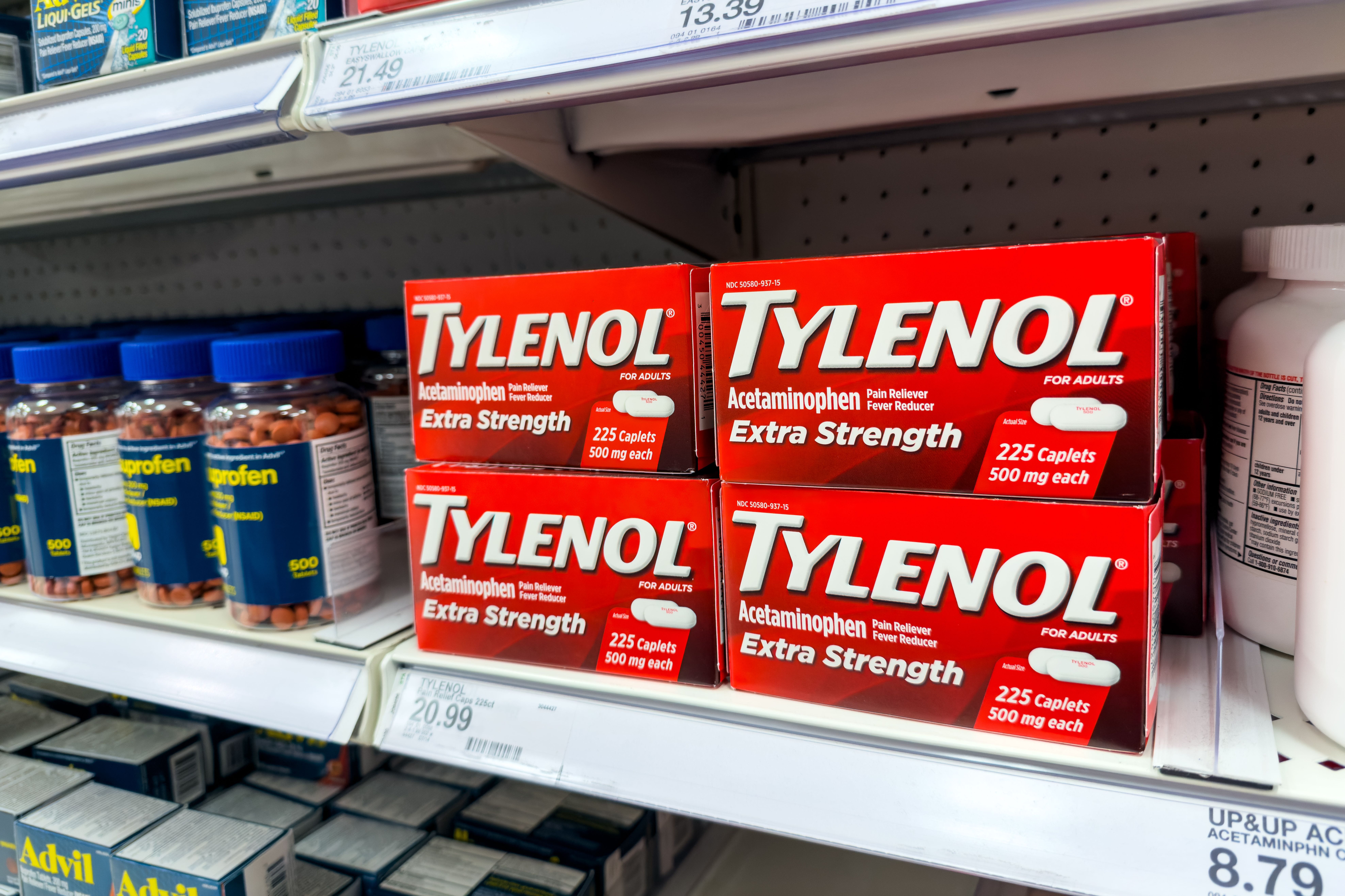 Tylenol on store shelf | Image credit: Adriana – stock.adobe.com