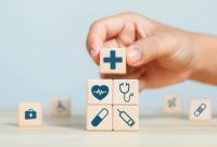 Businessman shows medical network wooden block for health, medicine, insurance, healthcare, care, concept. Medical technology services to solve public - ภัทรชัย รัตนชัยวงค์ - stock.adobe.com.jpeg