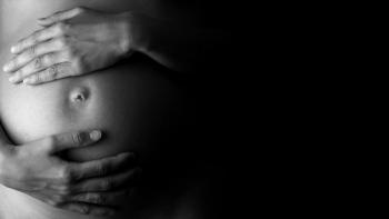 Black and White Pregnancy Portrait | image credit: Gajus - stock.adobe.com