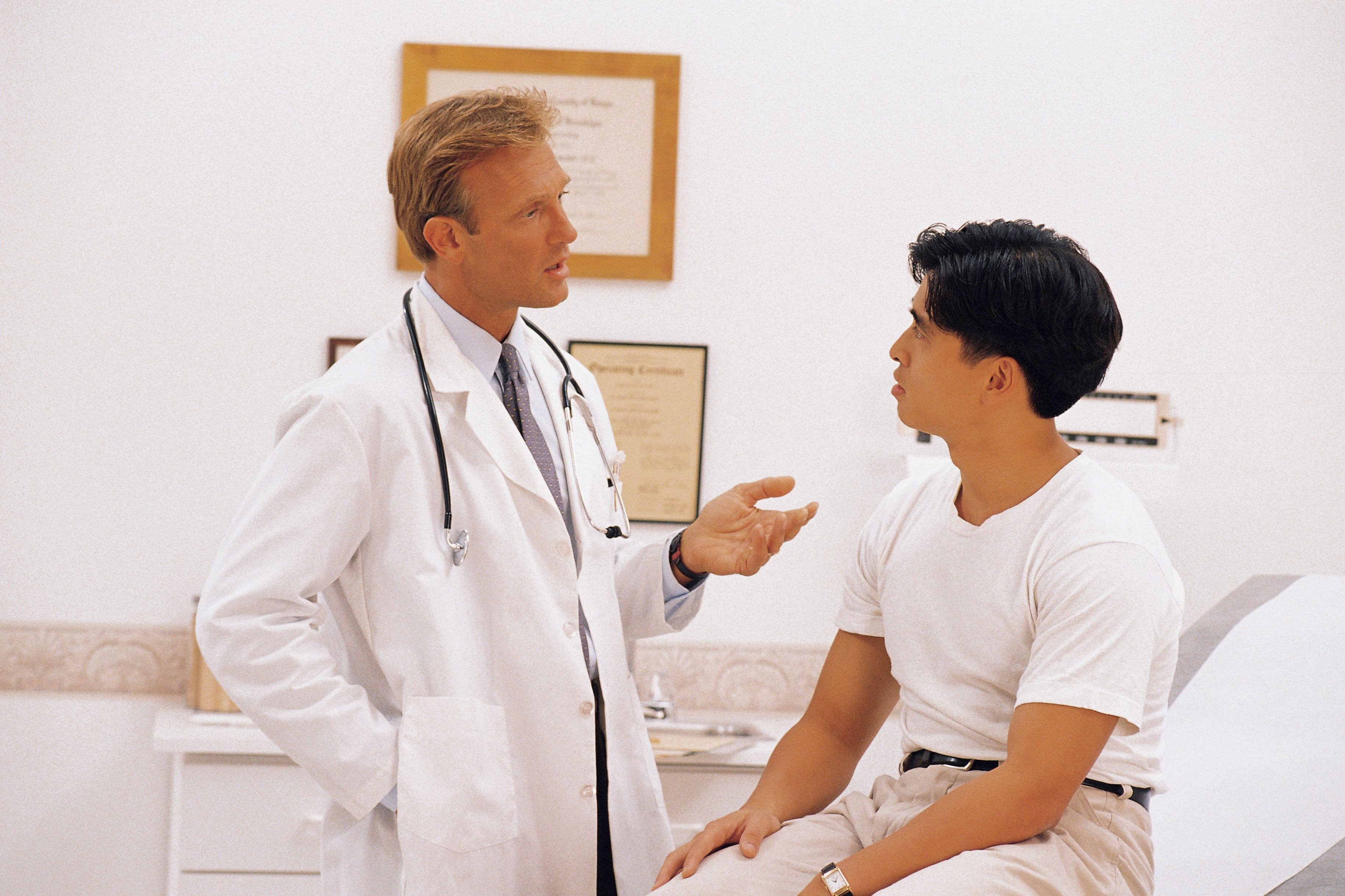 Врач осматривает парня. Уролог и пациент. Врач осматривает мальчика. Туберкулез мужских половых органов.