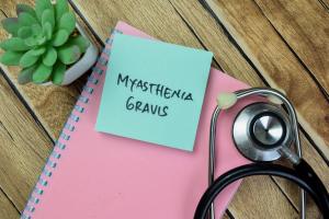 Concept of Myasthenia Gravis write on sticky notes isolated on Wooden Table: © syahrir - stock.adobe.com