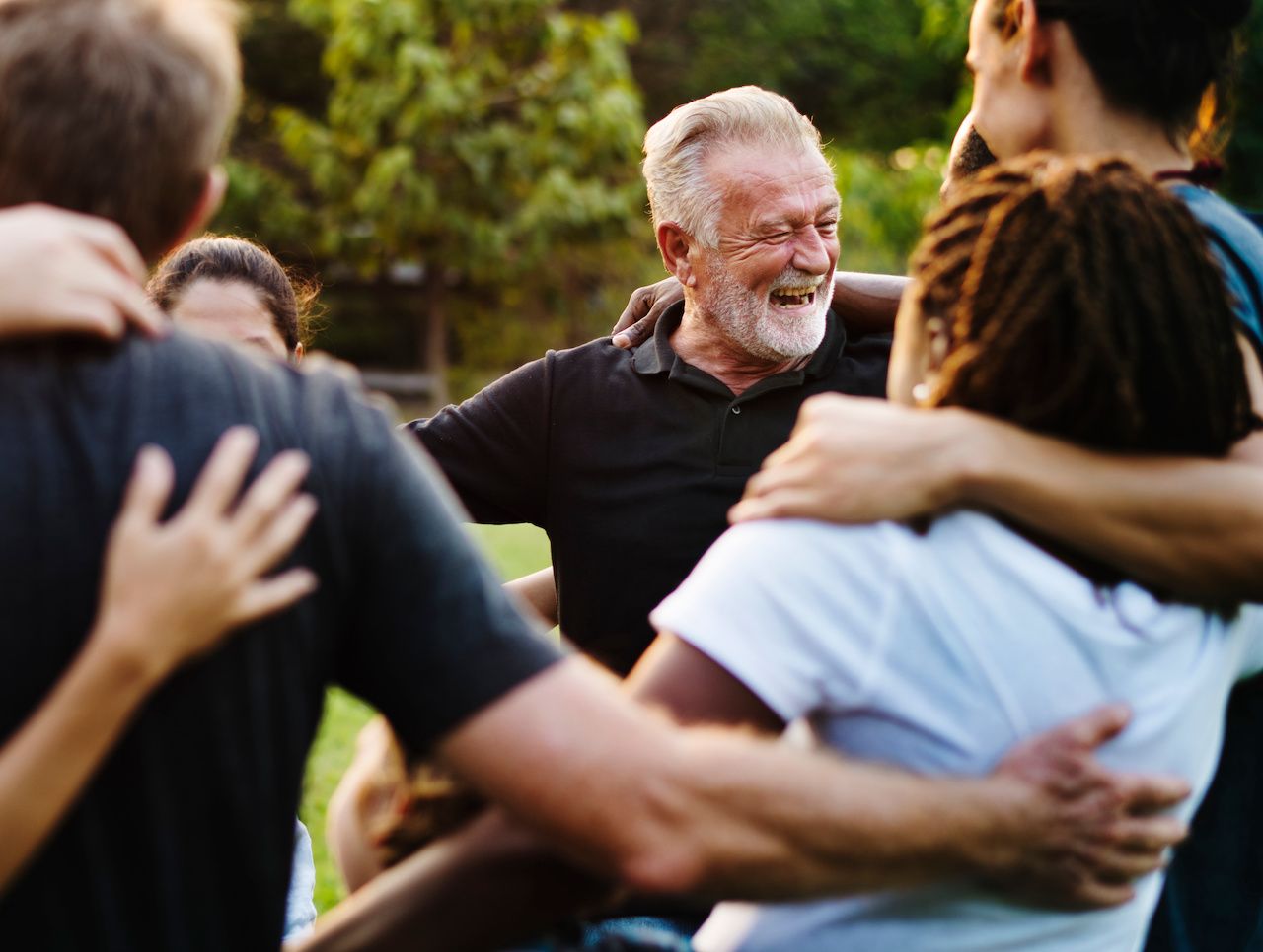 Happiness group of people huddle and smiling together: © Rawpixel.com - stock.adobe.com