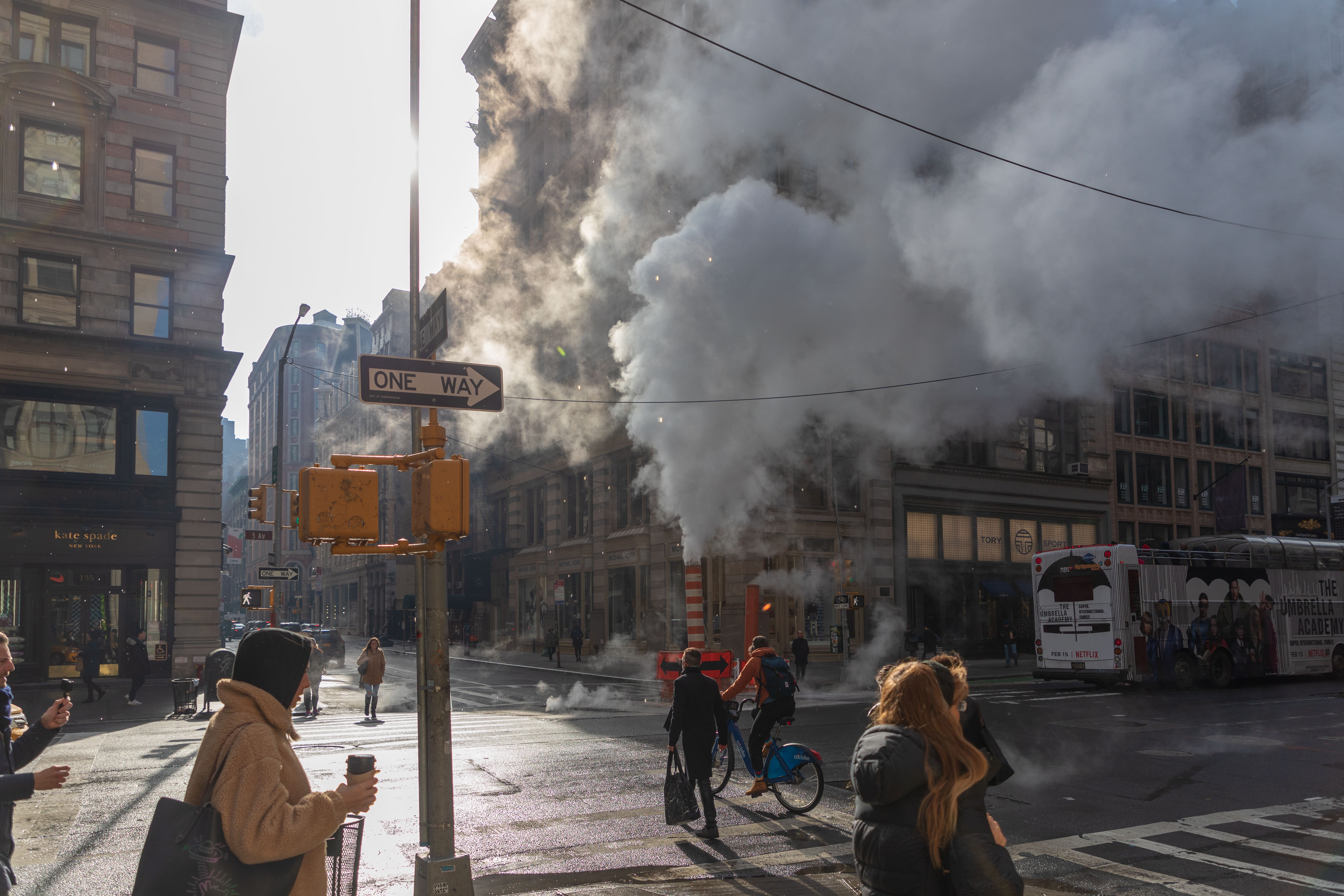 New York street with smoke | Image credit : Jay De Winne – stock.adobe.com