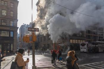 New York street with smoke | Image credit : Jay De Winne – stock.adobe.com