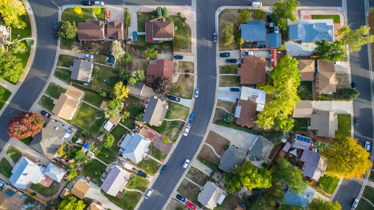 Residential neighborhood: © arinahabich -stock.adobe.com