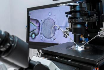Modern IVF micromanipulator with Petri Dish in the laboratory of the in vitro fertilization. Closeup photo with selective focus, egg freezing | ATRPhoto - stock.adobe.com