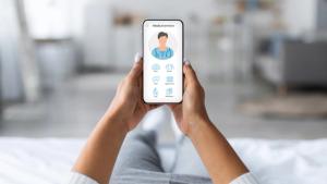 Woman laying on bed with mobile phone, using medical app | Prostock-studio - stock.adobe.com