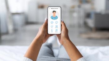 Woman laying on bed with mobile phone, using medical app | Prostock-studio - stock.adobe.com