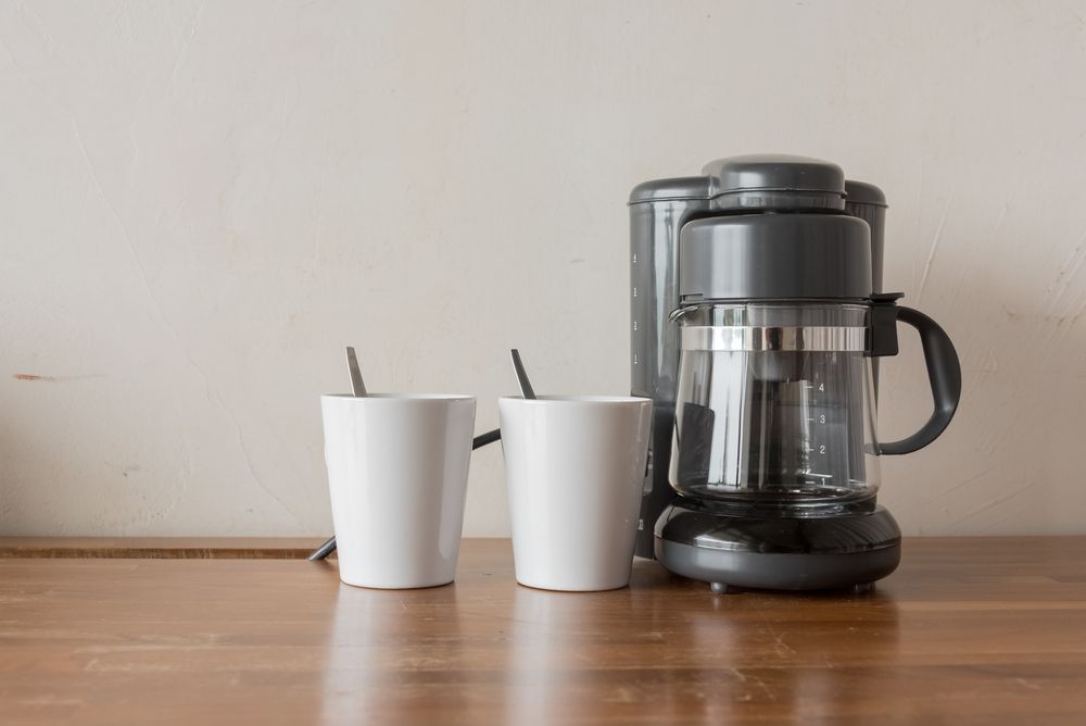 Coffee pot with mugs