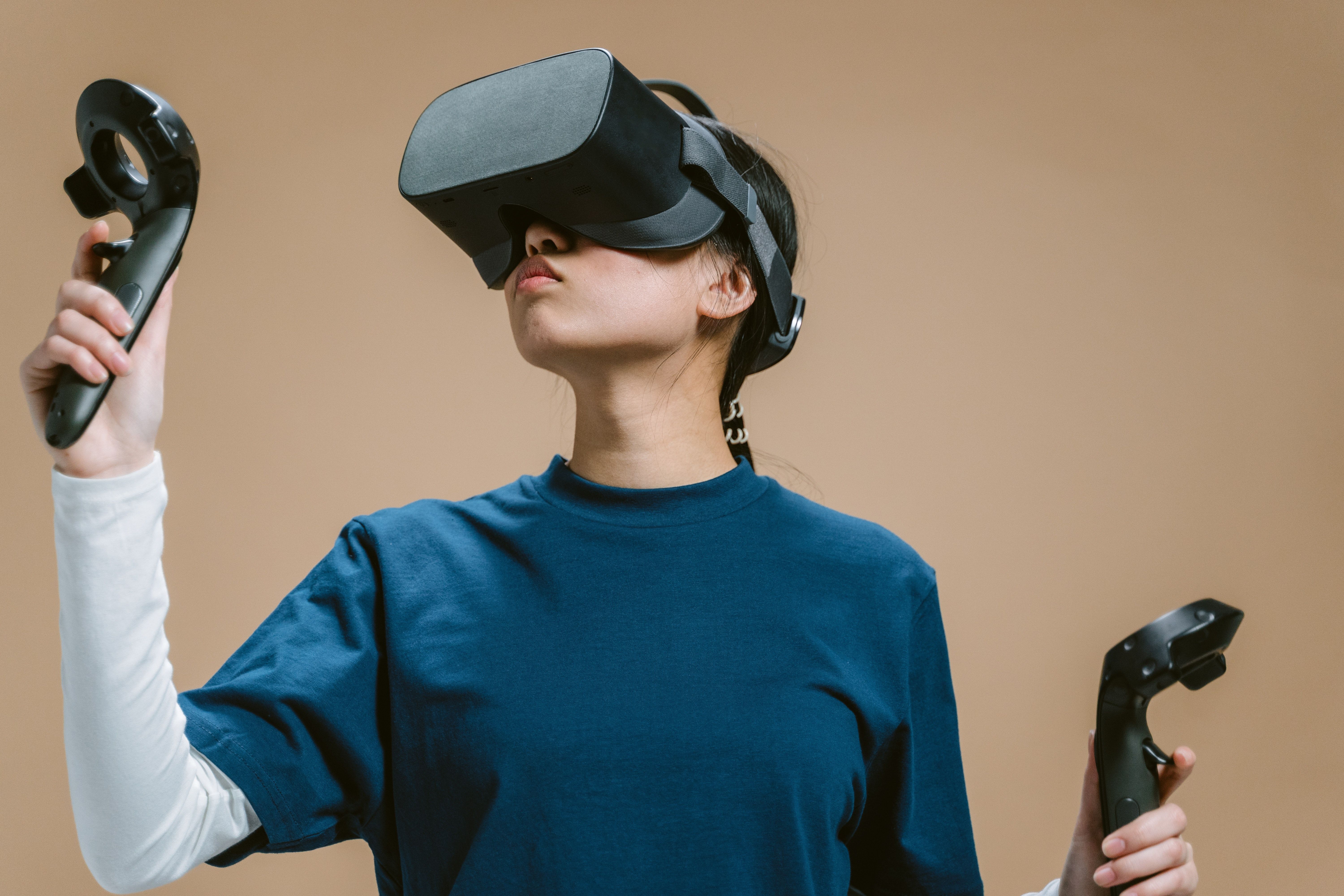 kid playing virtual reality game