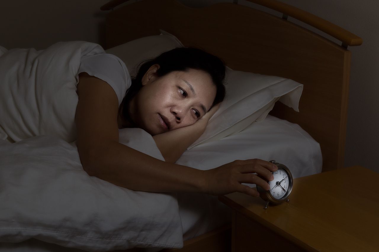 Mature woman restless at night time: © tab62 - stock.adobe.com