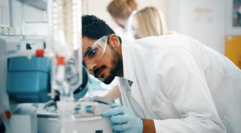 Young students of chemistry working in laboratory | NDABCREATIVITY - stock.adobe.com