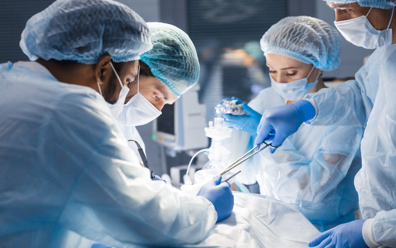 Concentrated Surgical team operating a patient in an operation theater. Well-trained anesthesiologist with years of training with complex machines follows the patient throughout the surgery: © alfa27 - stock.adobe.com