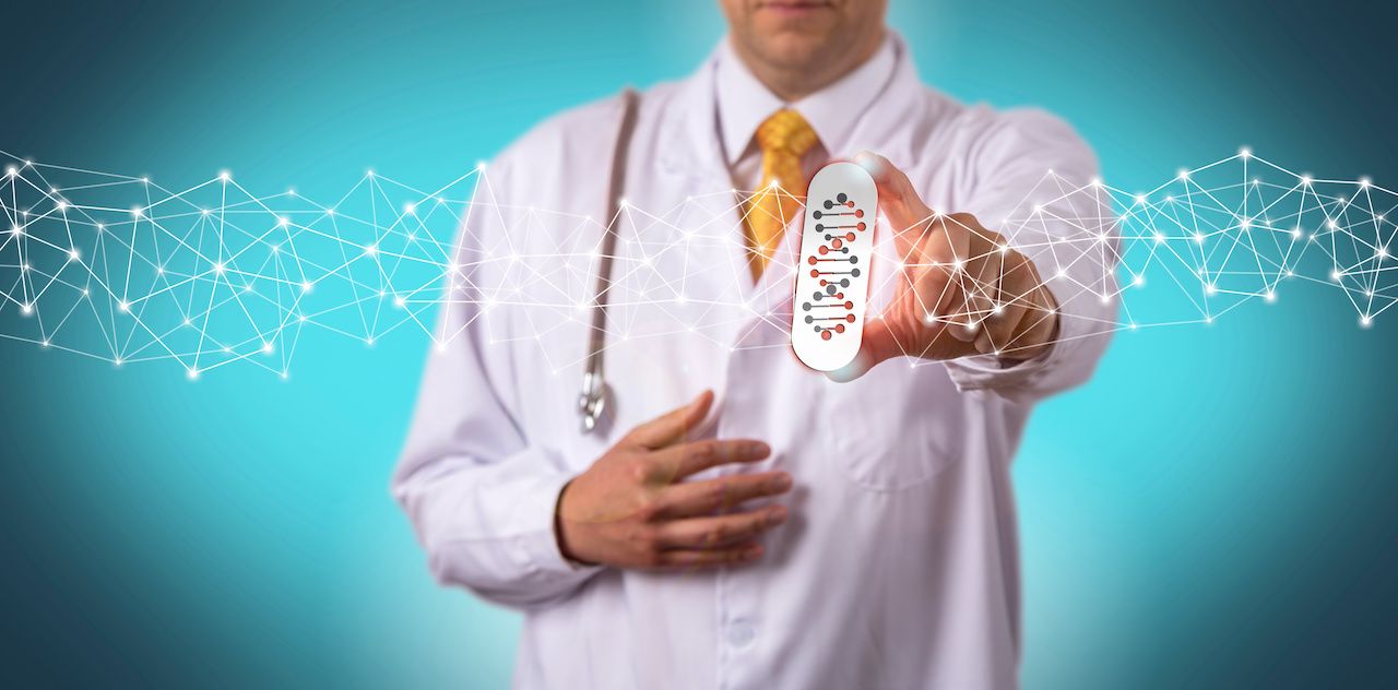 Doctor Offering Drug Personalized By Genome Test: © leowolfert - stock.adobe.com